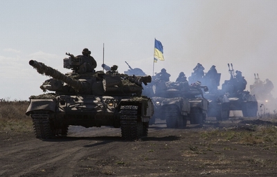 Hàng trăm xe tăng Ukraine rầm rập kéo đến miền đông