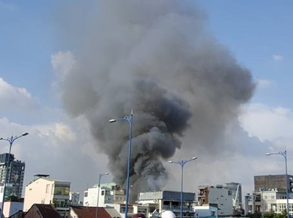 Cháy lớn ở khu chợ Gà tại TP.HCM khiến nhiều người tháo chạy