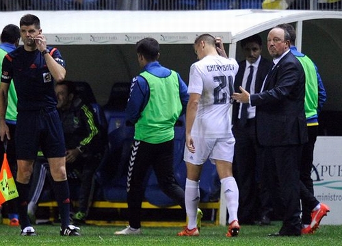HLV Benitez vội đưa ra sân sau khi biết anh không đủ điều kiện thi đấu
