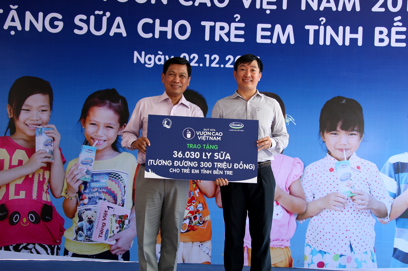 Ông Đỗ Thanh Tuấn, Trưởng bộ phận Đối ngoại Vinamilk trao tặng bảng tượng trưng 36.030 ly sữa tương đương 300 triệu đồng cho đại diện Quỹ Bảo trợ trẻ em tỉnh Bến Tre