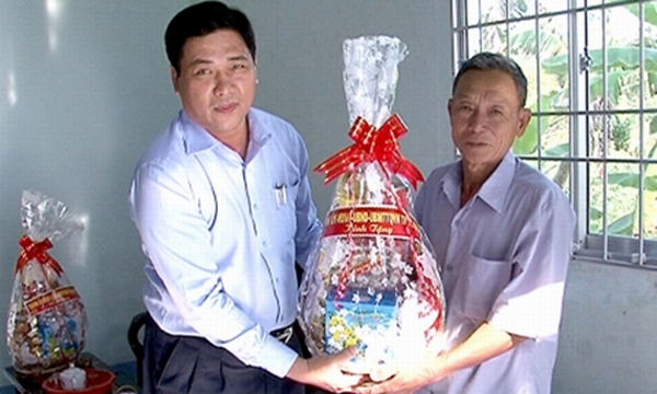 Ông Huỳnh Thanh Dũng, Phó chủ tịch UBND TP.Cà Mau (trái). Ảnh: Báo Cà Mau
