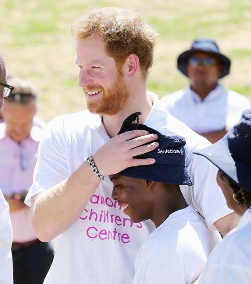 Harry thân mật với một cậu bé mồ côi ở Lesotho