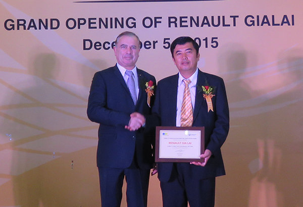 Ông Xavier Coiffard (trái) trao giấy chứng nhận đại lý ủy quyền của Renault