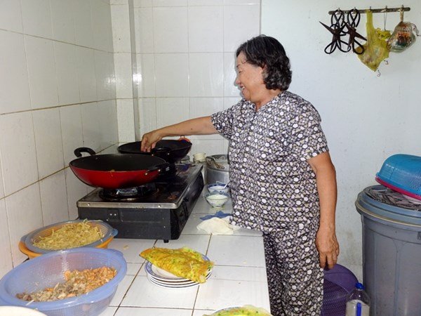  Bà Sáu Chi vào bếp, tự tay đổ bánh xèo, món ăn mà chồng bà rất thích.
