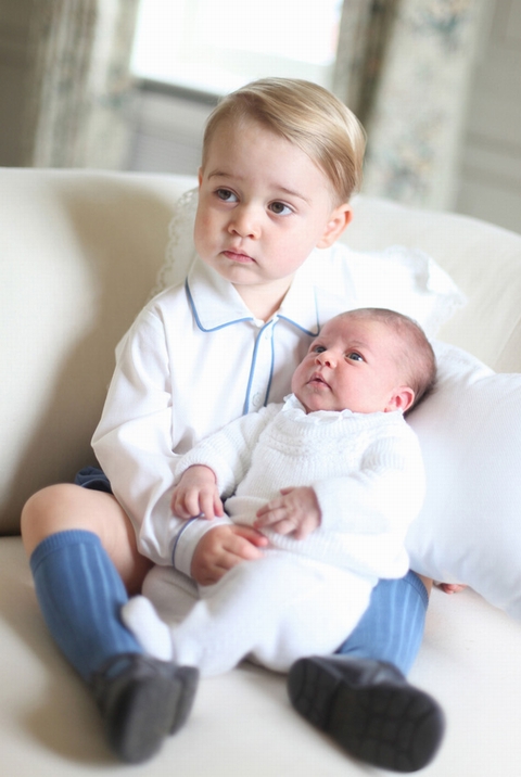  Hoàng tử bé  George và em gái tiểu công chúa