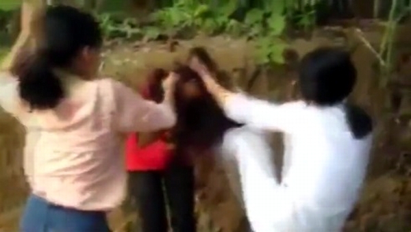 Hình ảnh trong clip nữ sinh đánh bạn đang được dư luận quan tâm.