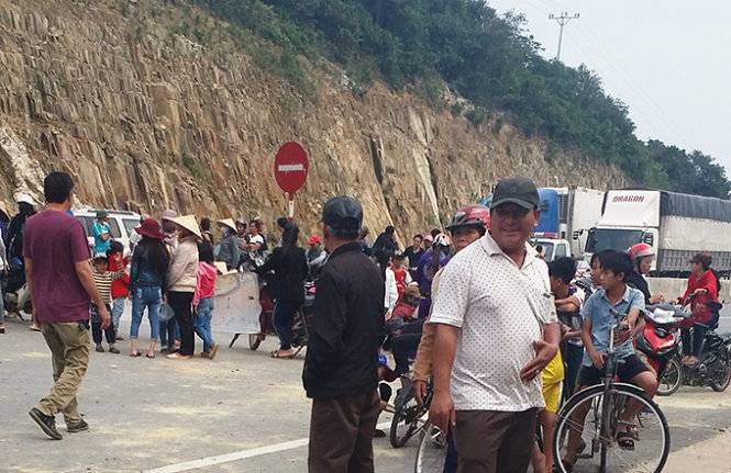 Hàng trăm người dân thôn Đông Yên, xã Kỳ Lợi kéo nhau ra quốc lộ 1 chặn đường phản đối công an bắt người