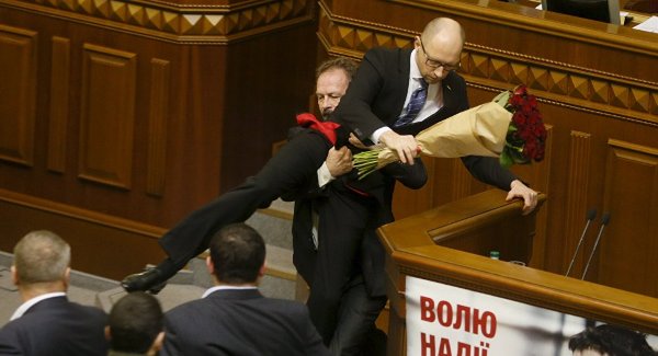Hình ảnh đáng xấu hổ tại Quốc hội Ukraine ngày hôm qua
