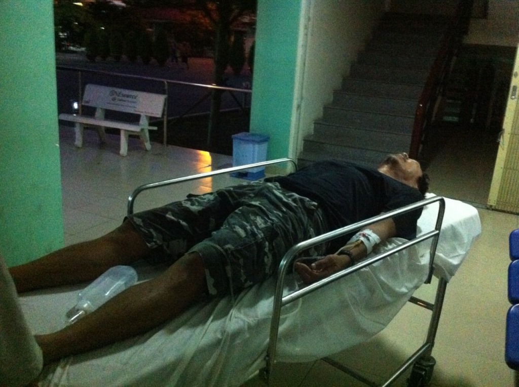 Ông Tú bị thương đang được điều trị tại bệnh viện