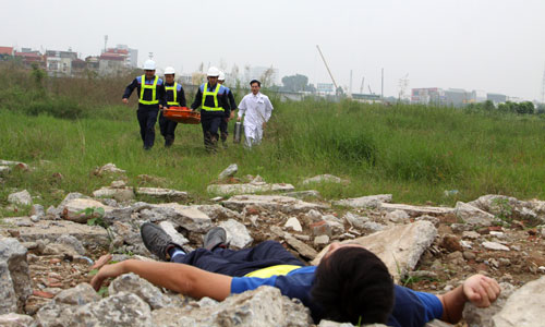 Sau khi xảy ra “tai nạn lao động”, nạn nhân được tổ y tế mặt đất tiến hành sơ cứu kịp thời.