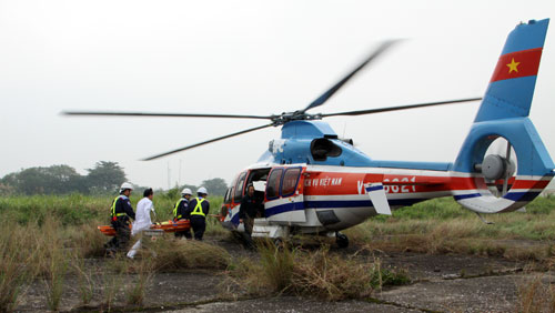 Tổ bay cất cánh, điều khiển trực thăng hướng về Bệnh viện TWQĐ 108.