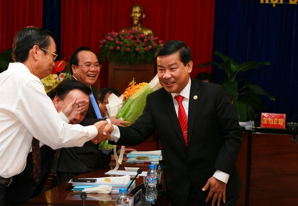 Các cán bộ tỉnh chúc mừng ông Trần Thanh Liêm (bìa phải) làm Chủ tịch tỉnh. Ảnh: Người lao động
