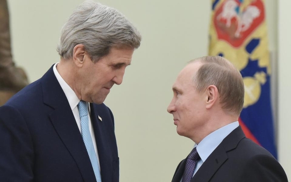 Ngoại trưởng Kerry (bên trái) và Tổng thống Putin