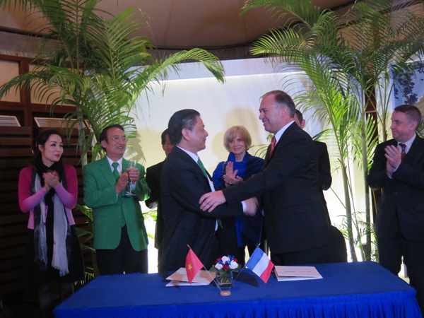 Đại diện nhà nhập khẩu xe Renault và Chủ tịch Hội đồng quản trị Tập đoàn Mai Linh tại lễ ký kết biên bản ghi nhớ. (Ảnh: Hải Yến)