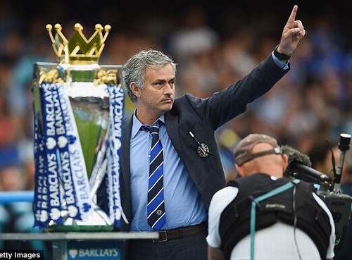 HLV Mourinho phải ra đi chưa đầy 1 năm sau khi giúp Chelsea vô địch Ngoại hạng Anh!