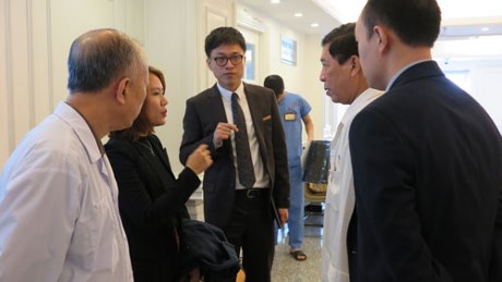 Giáo sư Kang Jin Gu - Thành viên Hiệp hội Ung thư vú Hàn Quốc (giữa) đang thảo luận với các bác sĩ