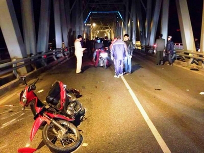 Tông xe trực diện trên cầu Bến Thủy, 2 người tử vong