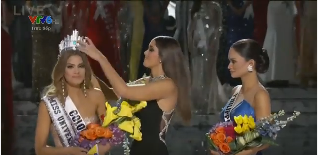 Hoa hậu hoàn vũ 2014 lấy vương miện từ Hoa hậu Colombia trao lại cho Philippines