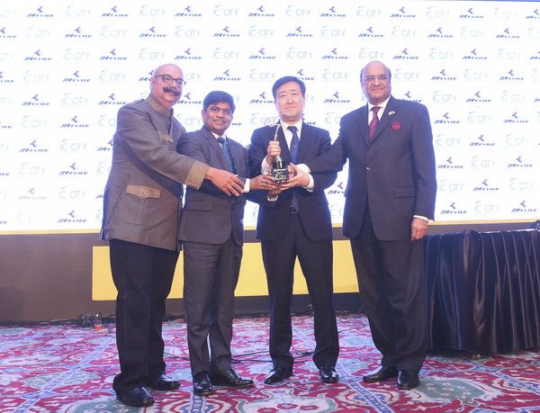 Đại diện Hyundai nhận giải thưởng