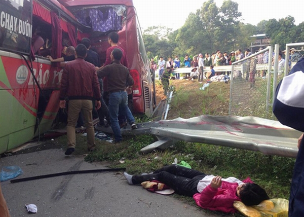 Tai nạn nghiêm trọng của hai xe khách làm 2 người chết, 22 người bị thương.