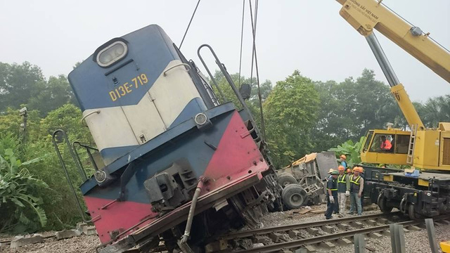 Hà Nội: Đường sắt tê liệt vì tai nạn tàu hỏa