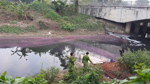 Hà Nội bắt vụ xả trộm nước thải hóa chất ra sông Nhuệ