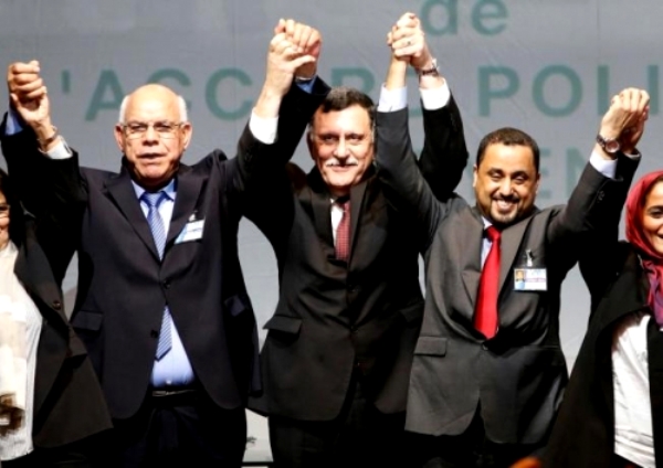 Đại diện của Quốc hội được quốc tế công nhận và của Đại hội Nhân dân toàn quốc (GNC) nắm tay sau khi ký thỏa thuận chấm dứt cuộc xung đột tại Libya. (Ảnh: AP)