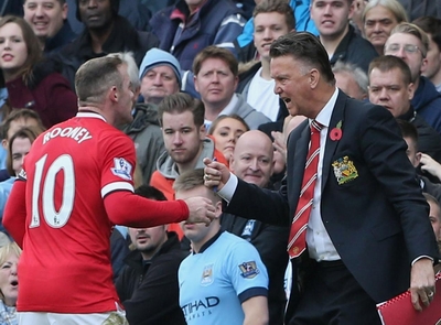 Rooney phủ nhận &quot;đâm sau lưng&quot; ông Van Gaal