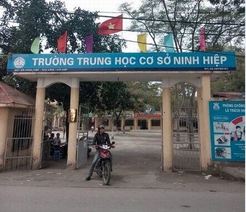 Cổng trường THCS Ninh Hiệp 11h sáng 25/12. Trường vẫn vắng bóng học sinh.