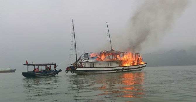 Lại cháy tàu du lịch trên Vịnh Hạ Long