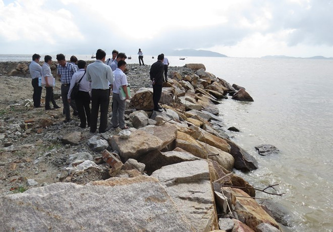 Đoàn kiểm tra liên ngành đang mục sở thị dự án lấn biển Nha Trang Sao
