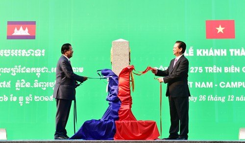 Thủ tướng Nguyễn Tấn Dũng và Thủ tướng Hun Sen cùng mở tấm vải phủ cột mốc số 275. Ảnh: VGP