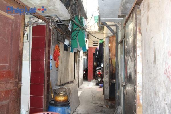 Đường dẫn vào những căn hộ trong khu biệt thự cổ nằm trên phố Nguyễn Khắc Cần.