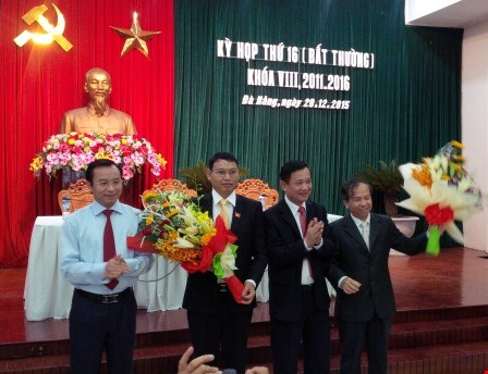 Ông Hồ Kỳ Minh (cầm hoa bên trái) nhận chức vụ phó chủ tịch và ông Võ Duy Khương (cầm hoa bên phải) xin nghỉ hưu trước tuổi.