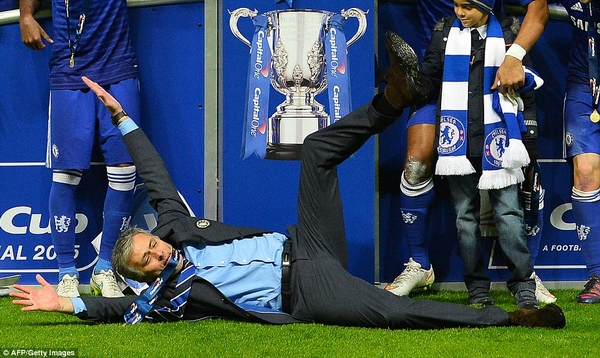 Pha ăn mừng ngộ nghĩnh của HLV Mourinho sau khi Chelsea đánh bại Tottenham 2-0 để đoạt League Cup.