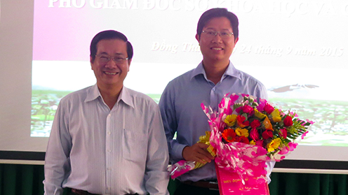 Ông Huỳnh Minh Tuấn (phải) giám đốc sở trẻ nhất của tỉnh Đồng Tháp
