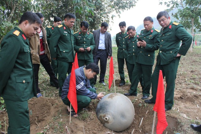 Các cơ quan chức năng của Quân khu 2, Bộ CHQS tỉnh Tuyên Quang kiểm tra vật thể tại hiện trường.
