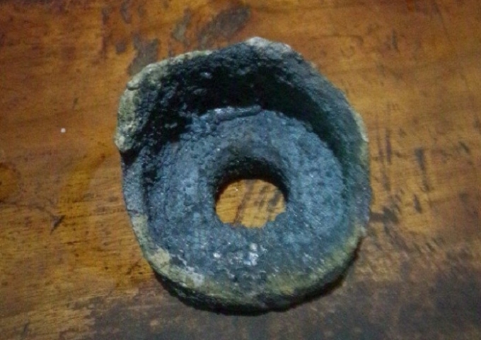 Mảnh vỡ kim loại xuất hiện cùng lúc với vật thể lạ hình cầu tại Yên Bái. 