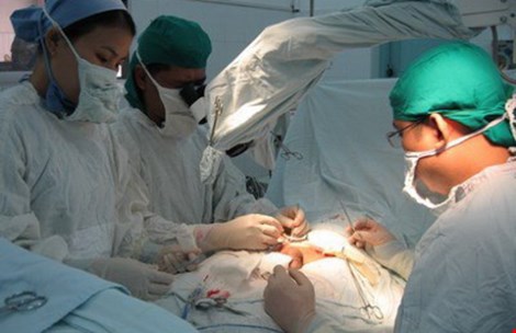 Bác sĩ cùng êkíp mổ nối dương vật cho bệnh nhân tại khoa Nam học BV Bình Dân. 