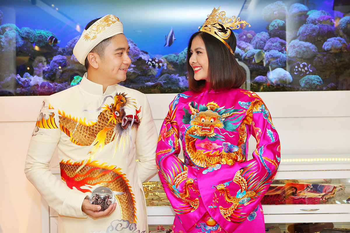 Cận cảnh trang phục cưới kỳ công của vợ chồng Vân Trang