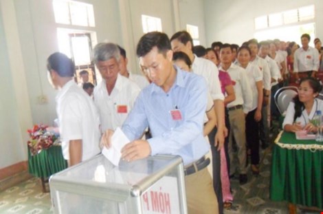 Bỏ phiếu bầu ban chấp hành tại Đại hội Đảng bộ xã Hạ Sơn khóa 20 nhiệm kỳ 2015-2020. Ảnh: Cổng thông tin điện tử huyện Quỳ Hợp.