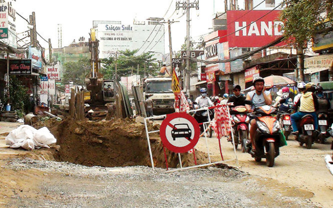 Một công trình đào đường trên đường Đỗ Xuân Hợp, Q.9, TP.HCM - Ảnh: Tuổi trẻ