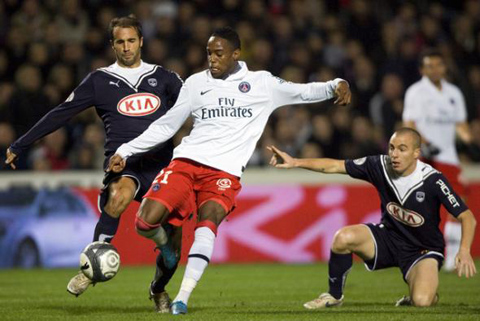 Maurice (trắng) trong trận đấu giữa PSG và Bordeaux diễn ra vào tháng 9/2011
