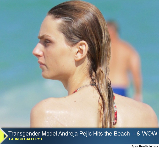 Siêu mẫu 24 tuổi Andreja Pejic tới bãi biển nắng ấm ở Florida, Mỹ vui chơi cùng bạn bè.