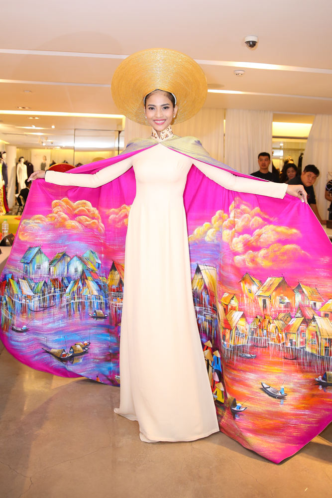 Lệ Hằng và Á hậu Trương Thị May kiêu sa trong bộ áo dài có giá 40 triệu