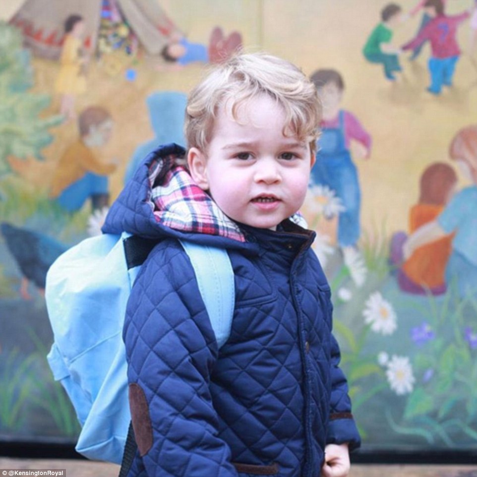 “Hoàng tử bé” đứng bên ngoài nhà trẻ, mặc áo khoác và đeo ba lô màu xanh.