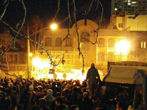 Hình ảnh Đại sứ quán của Ả-rập Xê-út ở thủ đô Tehran bị đốt phá