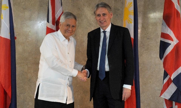 Bộ trưởng Quốc phòng Philippines và người đồng cấp Anh