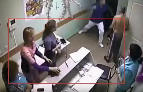 Camera ghi lại vụ việc. Bác sĩ Zelendinov giơ tay chuẩn bị đấm bệnh nhân Bakhtin (cởi trần). Ảnh: Inquirer.
