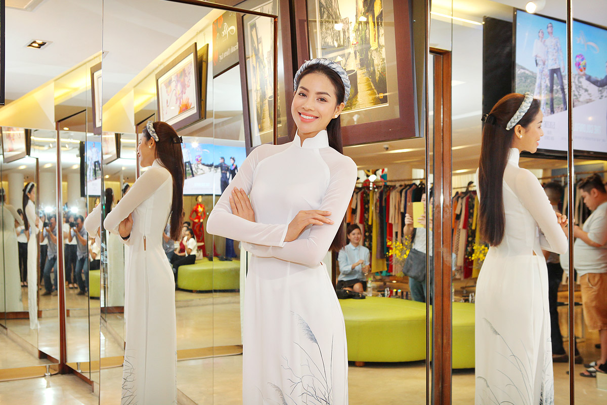 Phạm Hương, Lan Khuê làm vedette trong show thời trang áo dài